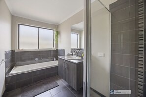 Bathroom - Thruxton, Family holiday home, walk to beach, billiard table, WIFI (Cowes)