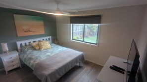 4 bedrooms - Thruxton, Family holiday home, walk to beach, billiard table, WIFI (Cowes)