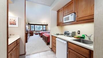 Iron/ironing board, free WiFi, bed sheets