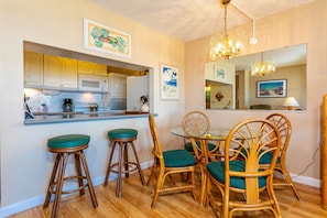 Dining - Kamaole Beach Royale #411 Renovated, Ocean View, Close to Kamaole Beach #1 (Kihei)
