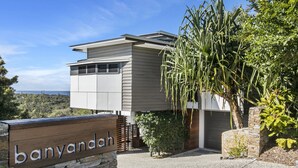 A modern building with a sign reading "banyandah". - Banyandah - Luxury Architect Designed Straddie Beachhouse (Point Lookout)