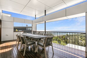 Outdoor dining - Banyandah - Luxury Architect Designed Straddie Beachhouse (Point Lookout)