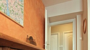 Uma escrivaninha de madeira com gavetas e um mapa na parede.
