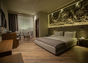 ห้องคอมฟอร์ทดับเบิล | เครื่องนอนป้องกันสารก่อภูมิแพ้, เตียง Select Comfort, มินิบาร์