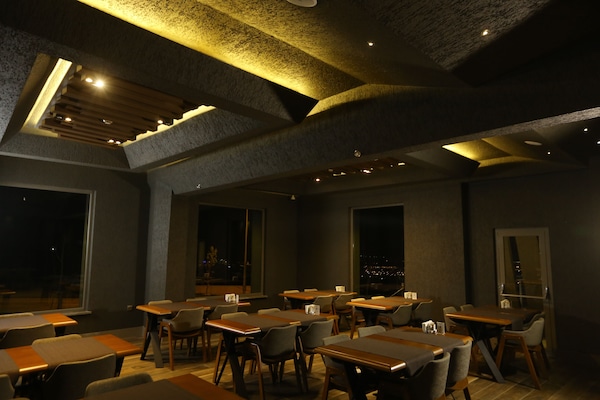 2 restaurants; breakfast, lunch, and dinner served