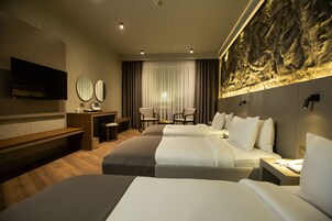 高級三人房 | 低過敏寢具、Select Comfort 床墊、迷你吧、客房內保險箱