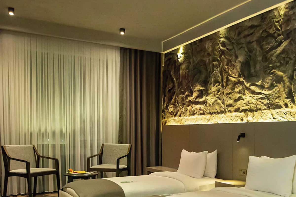 Kahden hengen superior-huone (kaksi sänkyä) | Allergiatestatut vuodevaatteet, Select Comfort -patjalliset sängyt