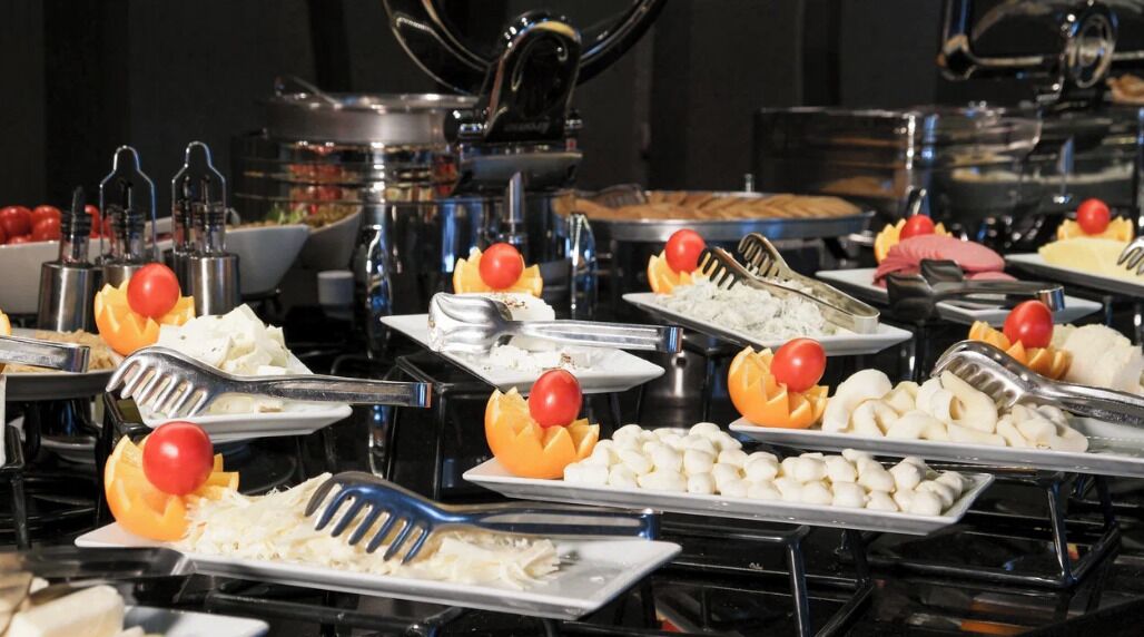 Un'attrezzatura per buffet con diversi alimenti e utensili.