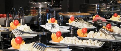 Un'attrezzatura per buffet con diversi alimenti e utensili.