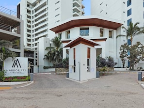 En moderne bygning med et skilt, der viser 'Harbor 171 - Vallarta Ocean Front Residences'.