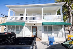 Exterior - Commodore's Compound - One block from Duval St (Key West)