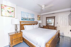 8 bedrooms, iron/ironing board, WiFi, bed sheets - Commodore's Compound - One block from Duval St (Key West)