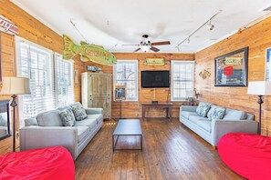 TV, offices - Commodore's Compound - One block from Duval St (Key West)
