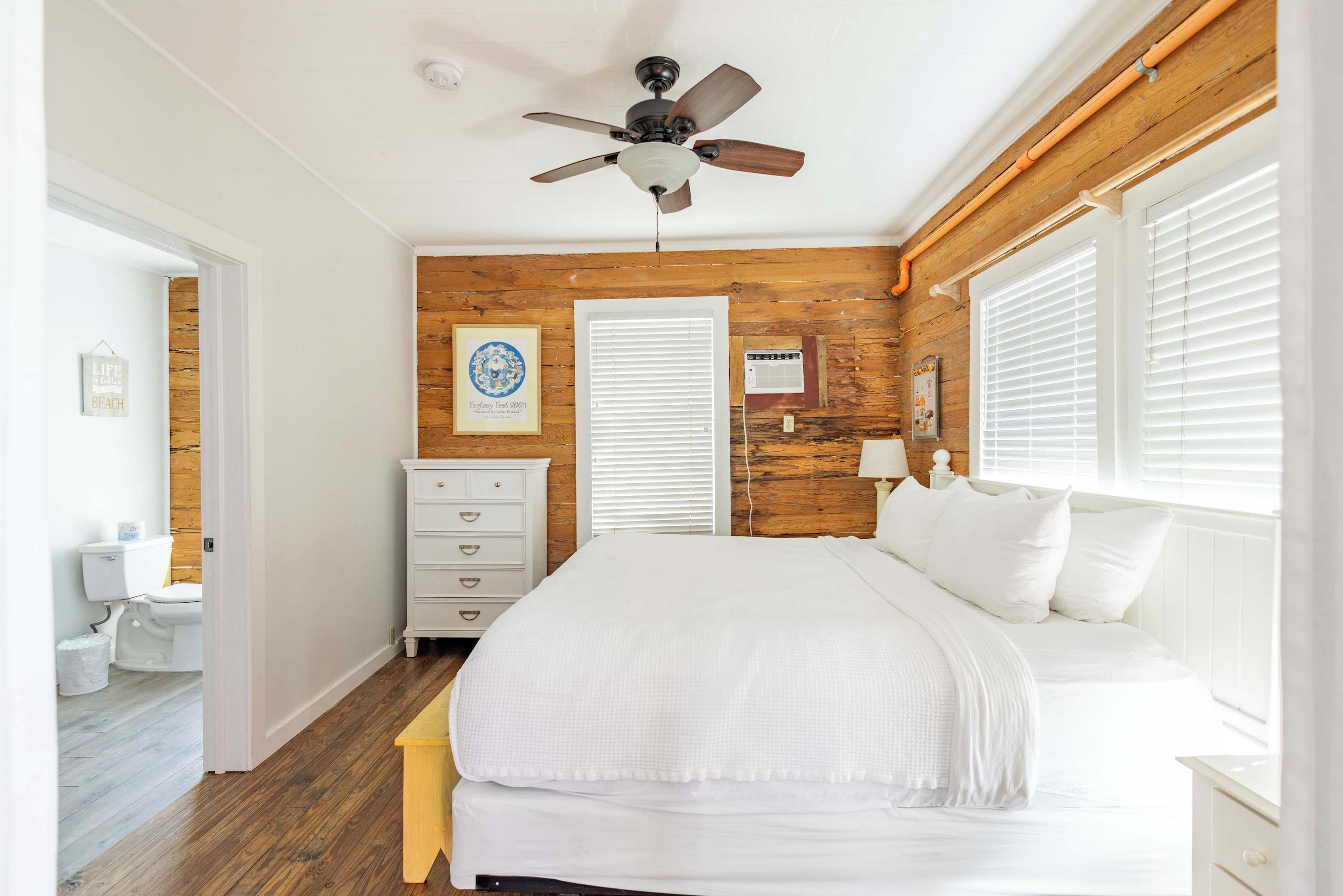 4 bedrooms, iron/ironing board, WiFi, bed sheets