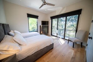 5 bedrooms, desk, iron/ironing board, travel crib