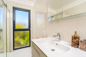 Dusj, hårføner og håndklær