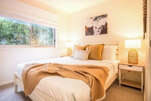 3 habitaciones, escritorio y tabla de planchar con plancha