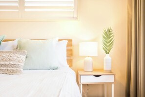 3 habitaciones, escritorio y tabla de planchar con plancha