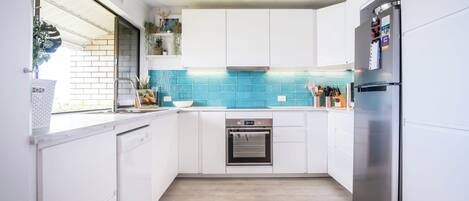 Een koelkast, een microgolfoven, een oven, een kookplaat