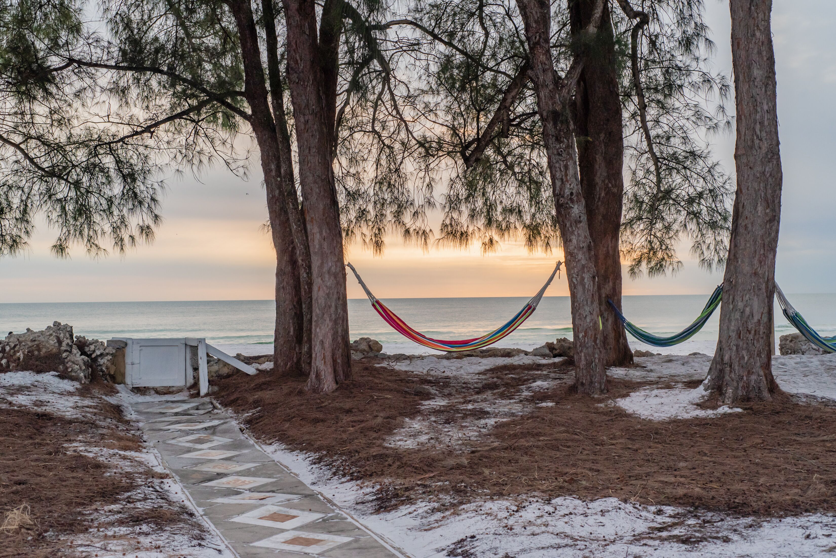 La Bella Bungalow  Beachfront, nostalgic beach cottage ambiance 🌅