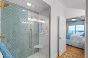 Combined shower/tub, towels - Tons of Family Amenities Included, Amazing Views, 3 Pools (1 heated indoor pool) (Gulf Shores)