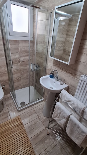 Shower, hair dryer, towels, soap - ''Prasini Folia''  - Traditional Residence (Ανώγεια)