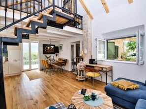 Nhà dành cho gia đình, 2 phòng ngủ, quang cảnh biển, cạnh bãi biển | Khu phòng khách | TV 80-cm có truyền hình vệ tinh 