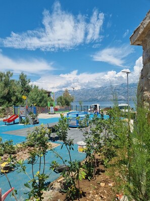 Kawasan main kanak-kanak – terbuka