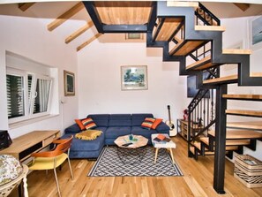 Nhà dành cho gia đình, 2 phòng ngủ, quang cảnh biển, cạnh bãi biển | Khu phòng khách | TV 80-cm có truyền hình vệ tinh 