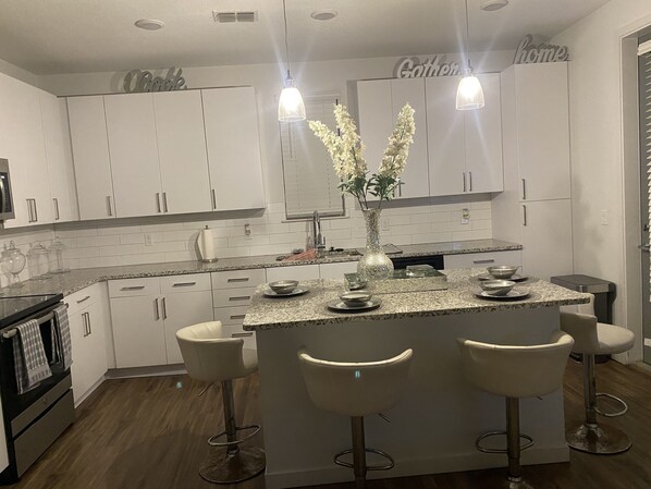 Fridge, microwave, oven, stovetop - Amazing living near Disney (Orlando)