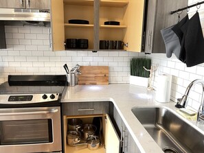 Frigorifero, microonde, forno, piano cottura