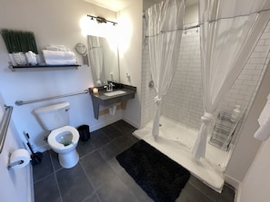 Doccia, asciugamani, sapone, carta igienica