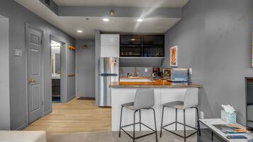 Réfrigérateur, micro-ondes, four, plaque de cuisson