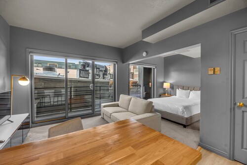 Historic Downtown Studio with Hot Tub Access