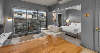 Historic Downtown Studio with Hot Tub Access