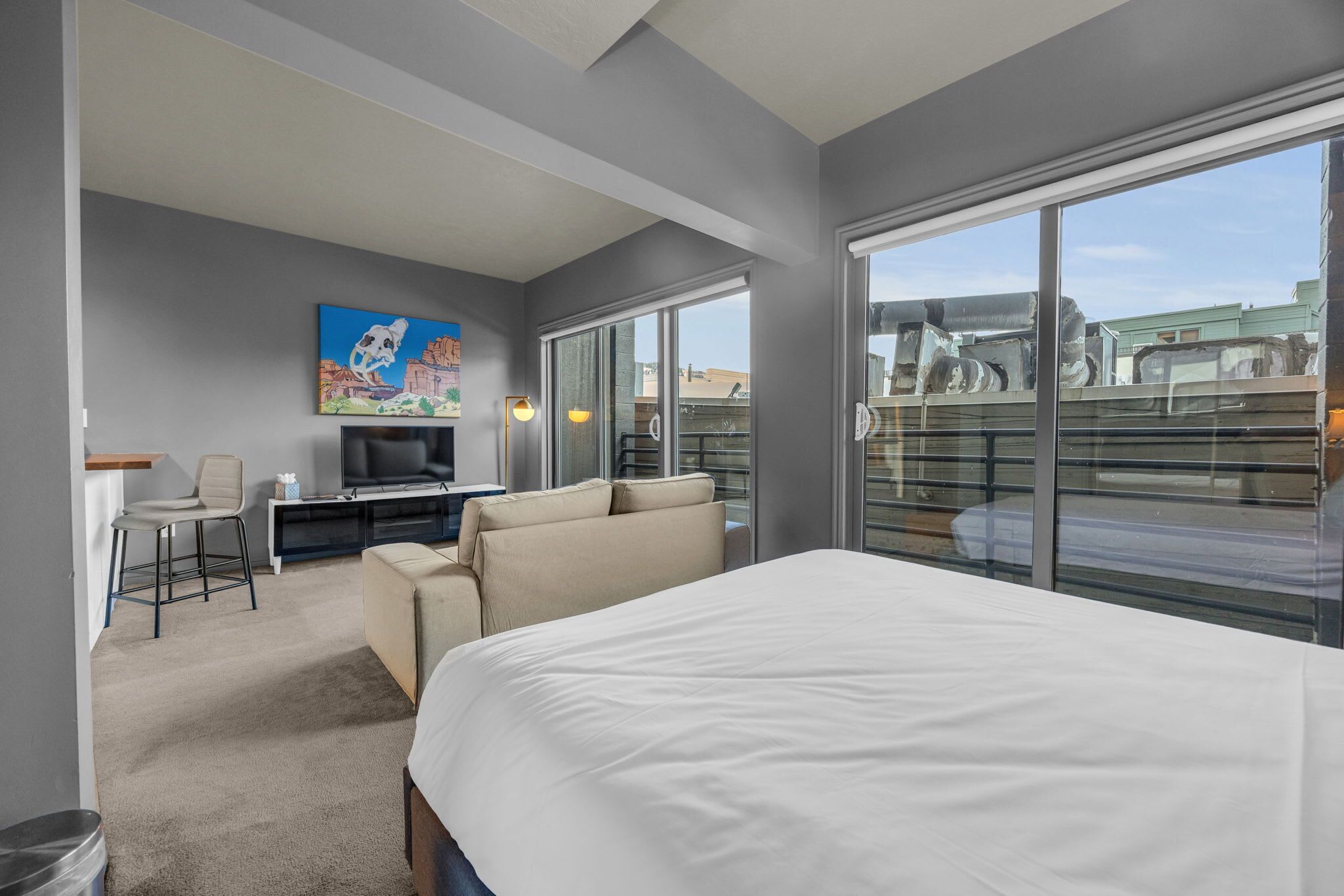 Iron/ironing board, WiFi, bed sheets