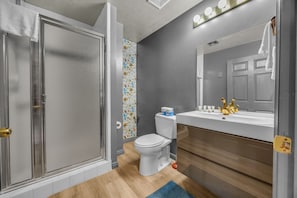 Baignoire, sĂšche-cheveux, serviettes fournies