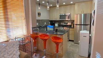 Een koelkast, een magnetron, een oven, een kookplaat