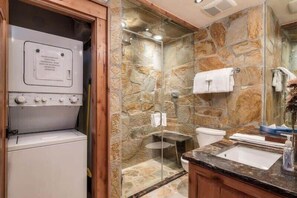 Douche, séchoir à cheveux, serviettes fournies