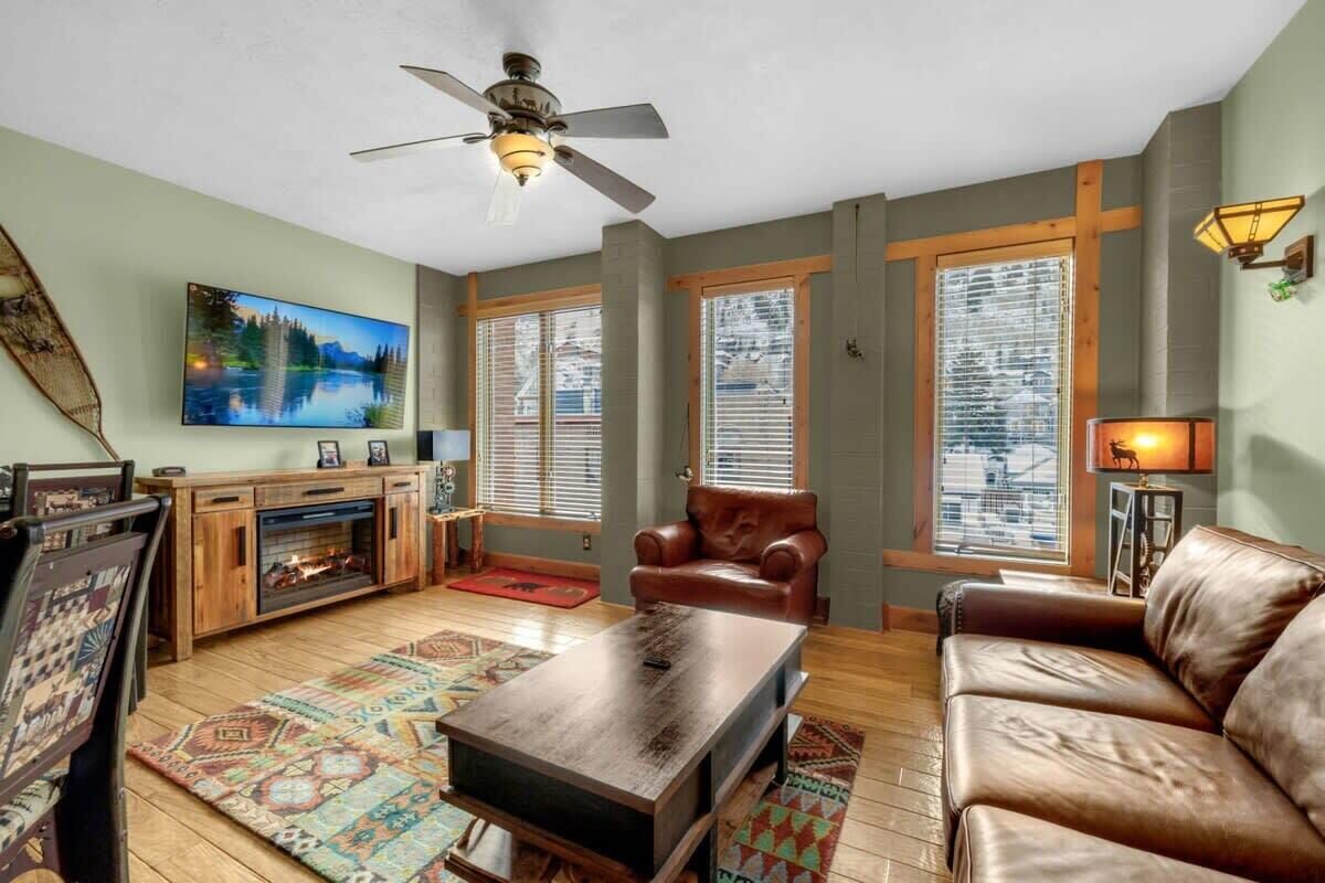 Televisión, reproductor de DVD y oficina 