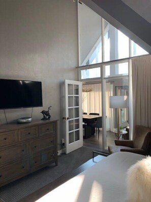 2 bedrooms, desk, iron/ironing board, WiFi