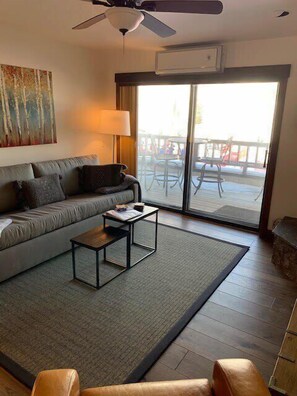 TV, peis, DVD-spiller og stereoanlegg