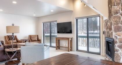 Ski-In/Out 3 BDR Condo w/ Stunning Mountain Views!