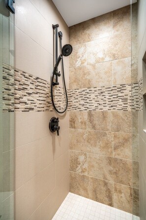 Badewanne, Haartrockner, Handtücher