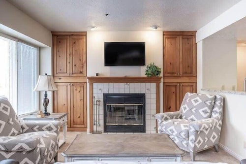 Charming 2 BDR Getaway w/ Views & Private Hot Tub!
