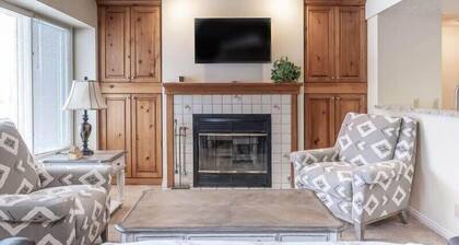Charming 2 BDR Getaway w/ Views & Private Hot Tub!