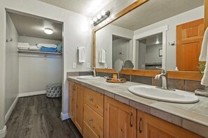 Bathtub, hair dryer, towels, shampoo