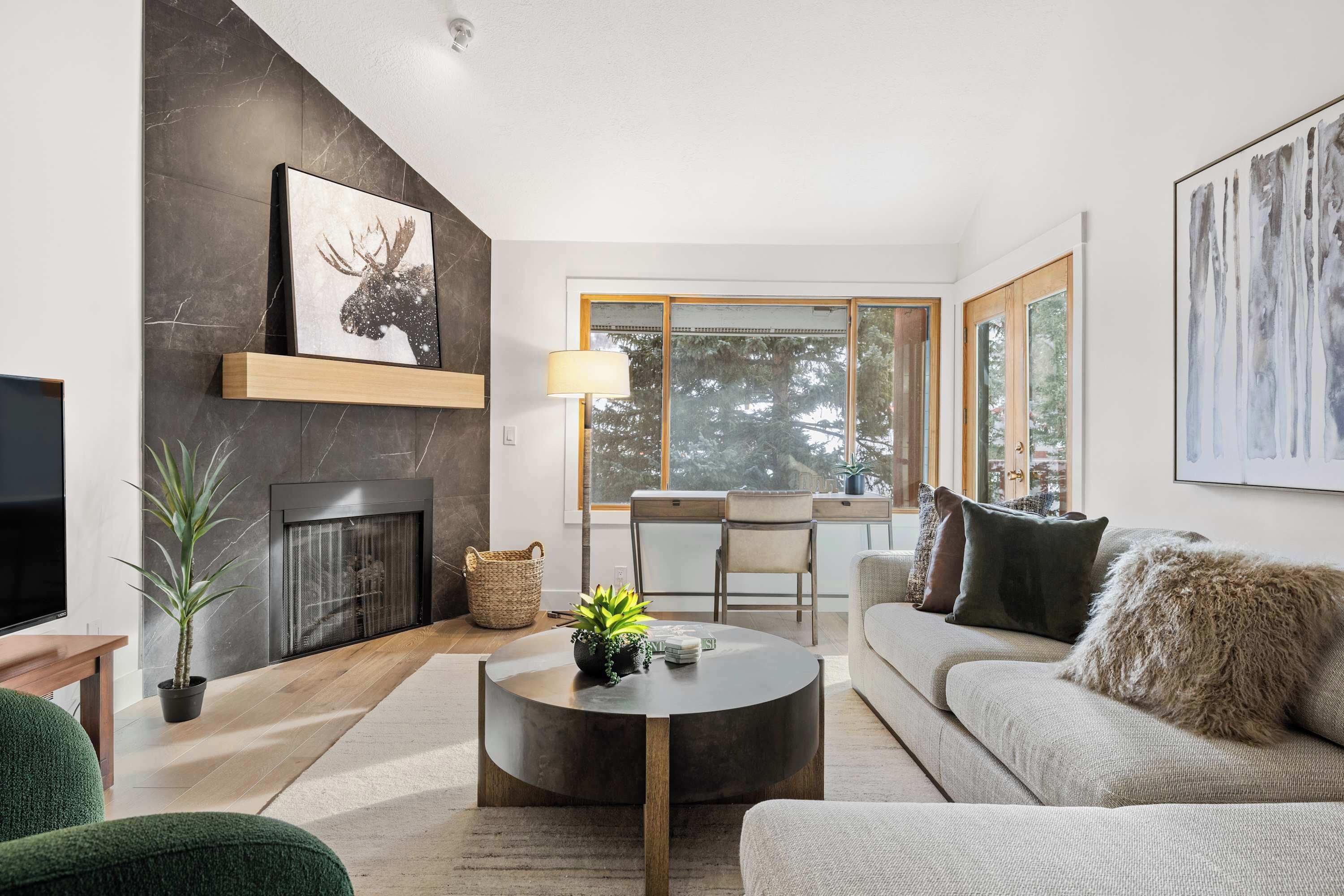 Een televisie en een open haard