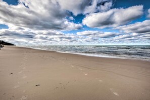 Beach nearby - Lake Michigan Gem < Half-Mi to Private Beach! (Mears)