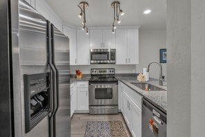 Refrigerador, microondas, horno y parrilla de estufa